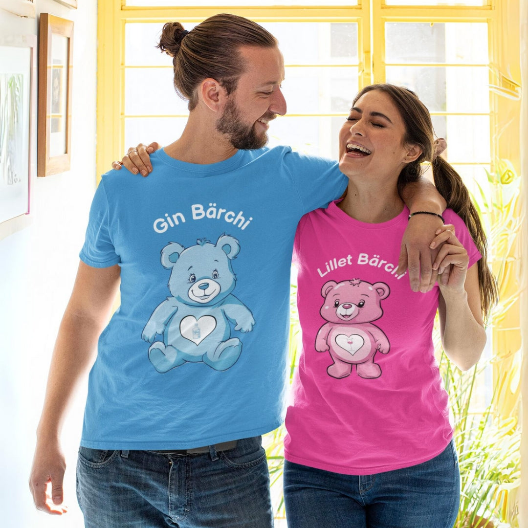 Pärchen mit Glücksbärchi T-Shirts. Mann mit blauen Tshirt und Gin Bärchi, Frau mit pinken Tshirt und Lillet Bärchi.