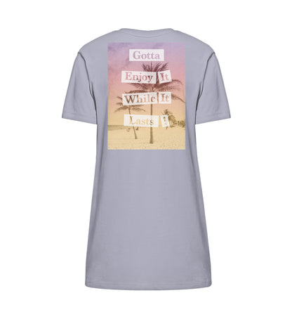 VISUALMOTIVATION - Organic Stella Spinner T-Shirt Kleid ST/ST - Motiv auf der Rückseite: Gotta Enjoy it while it lasts! mit Palmenmotiv und Sonnenaufgangsfarben. Kleidfarbe: Lavender